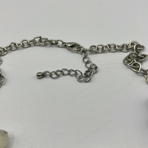 Necklace Black White Beads with White flowers Silver-tone Neutral colors - Picture 6 of 7